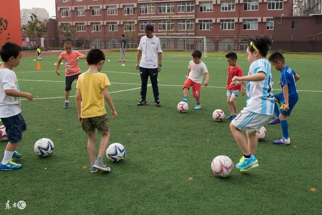足球中国致敬古雅沙：以一生一次青春，诠释漫长且滚烫的玫瑰坚守